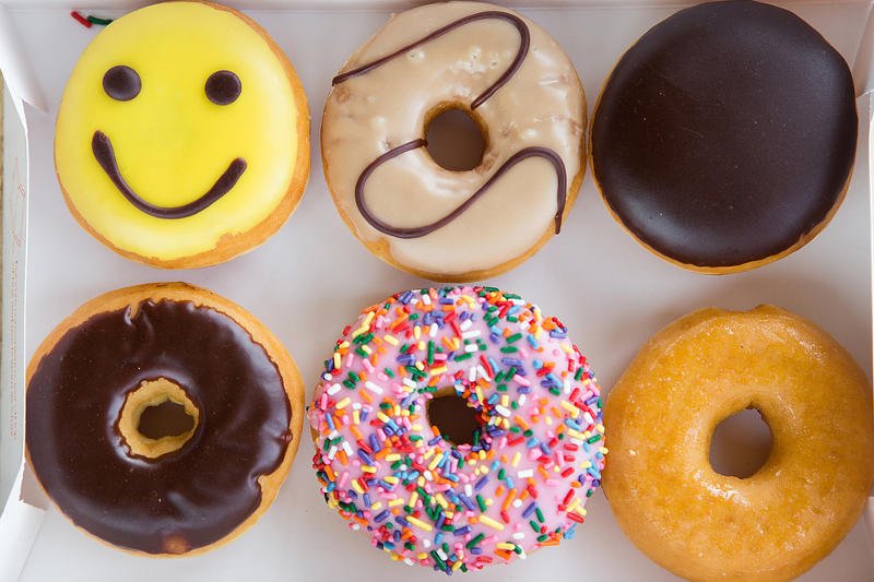 Amerykańskie ciastka kuszą kolorami i ozdobami.