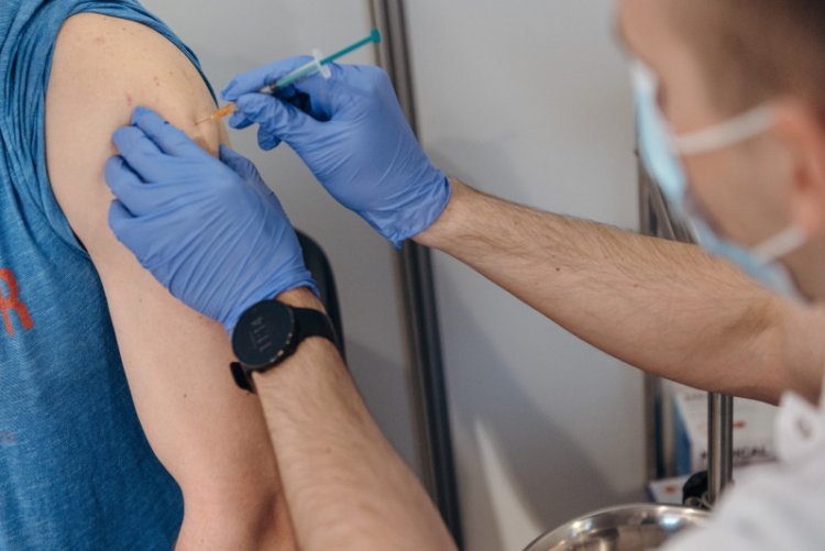 Uczestników sondażu SW Research zapytano o to, jakiego koncernu szczepionkę na COVID-19 chcieliby wybrać.