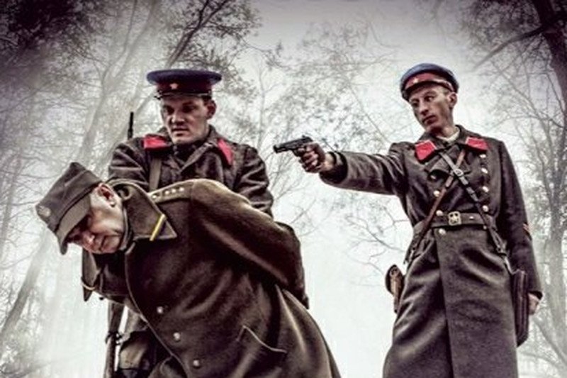 Donald Tusk zabija Lecha Kaczyńskiego? Wroga twarz na obrazie to odwieczna praktyka