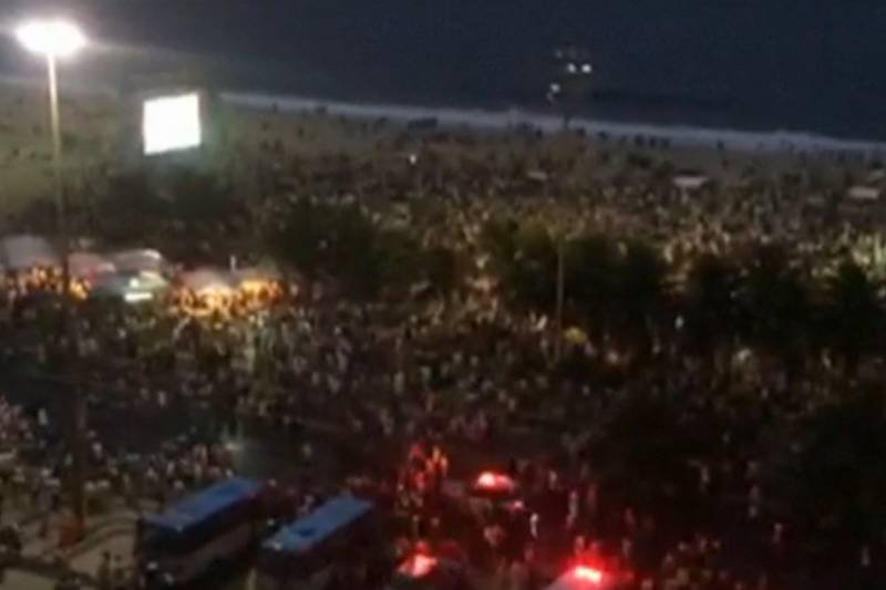 Kibice w Rio de Janeiro w popłochu opuścili plażę Copacabana, jednak zamieszki zostały wywołane przez rabusiów a nie kibiców.