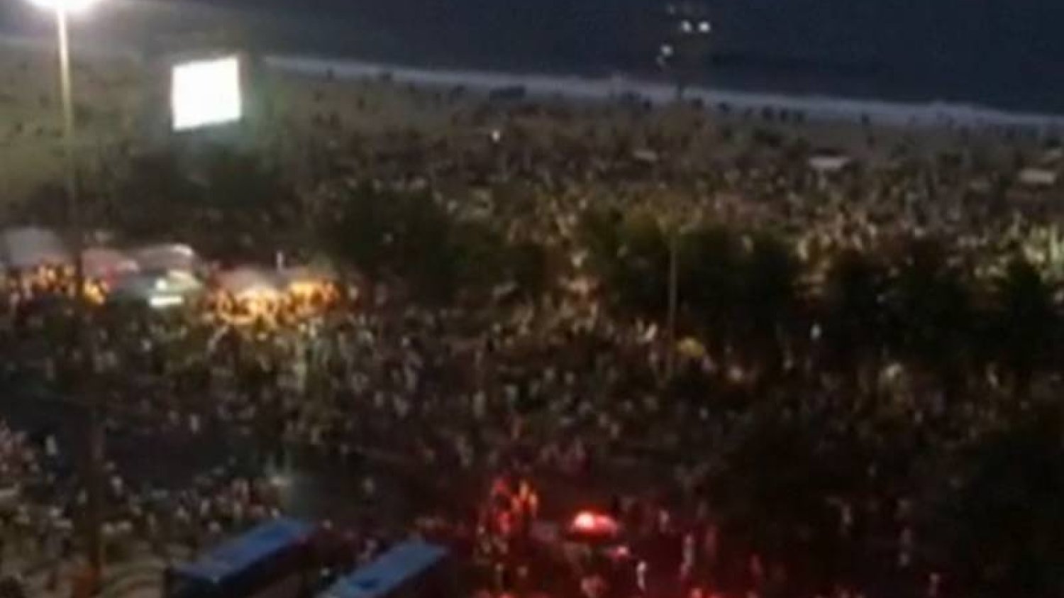 Kibice w Rio de Janeiro w popłochu opuścili plażę Copacabana, jednak zamieszki zostały wywołane przez rabusiów a nie kibiców.
