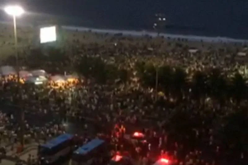 Kibice w Rio de Janeiro w popłochu opuścili plażę Copacabana, jednak zamieszki zostały wywołane przez rabusiów a nie kibiców.