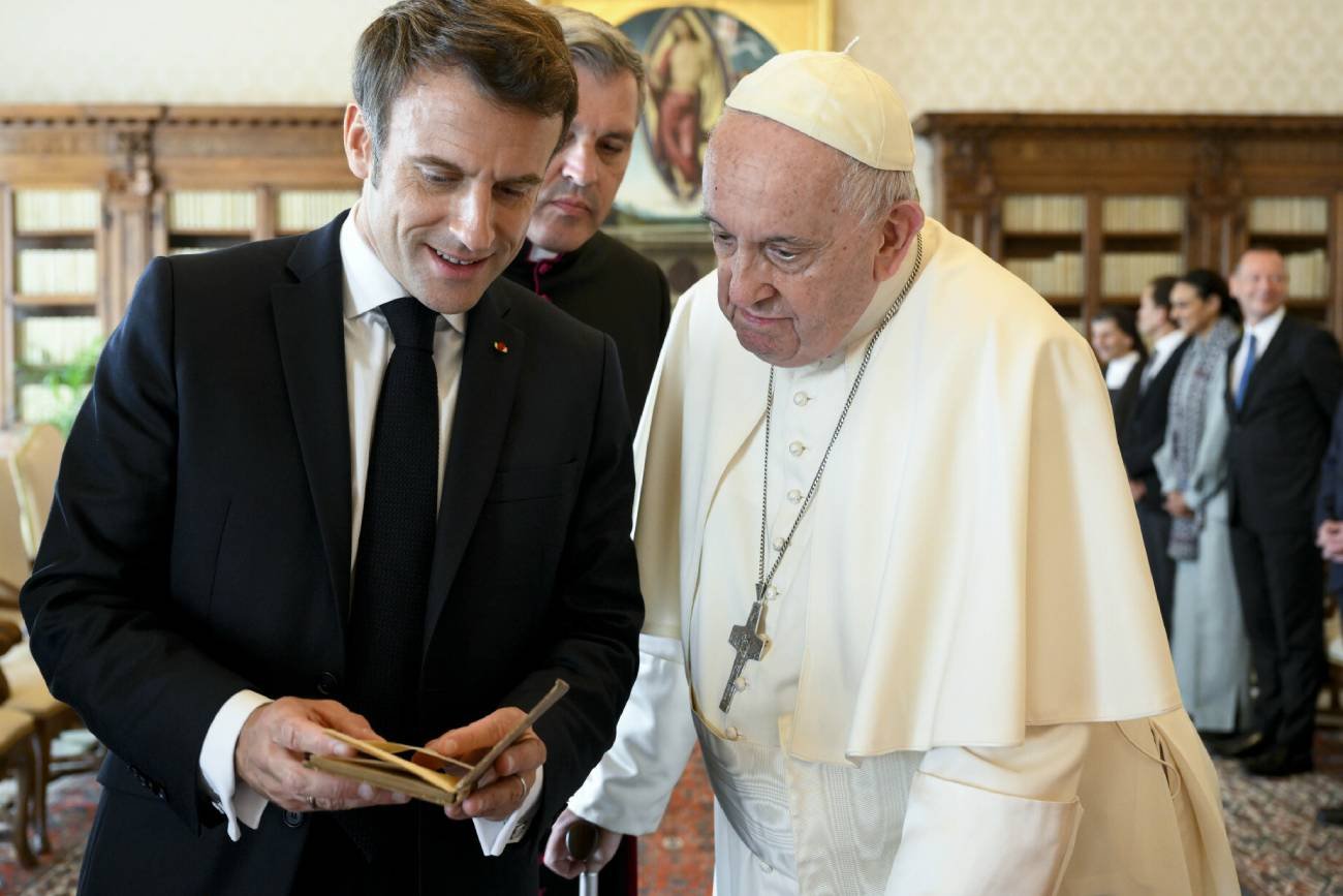 Macron podarował papieżowi książkę z pieczątką lwowskiej biblioteki