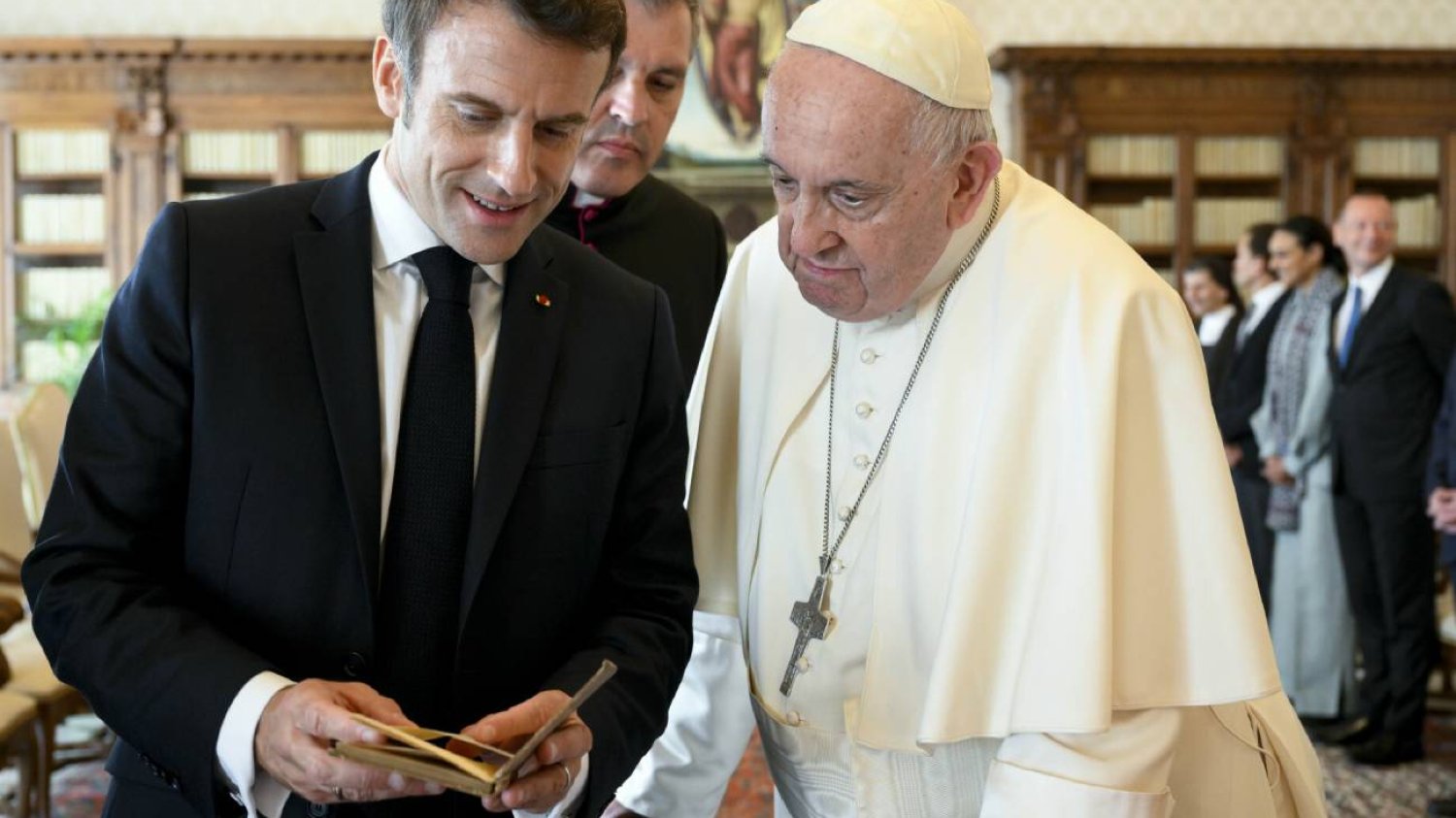 Macron podarował papieżowi książkę z pieczątką lwowskiej biblioteki