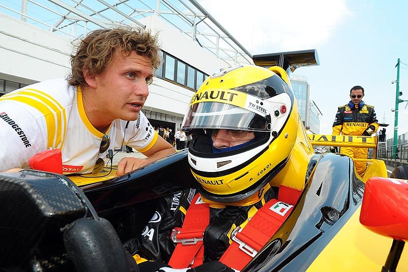 Mikołaj Sokół za kierownicą bolidu wyścigowego.