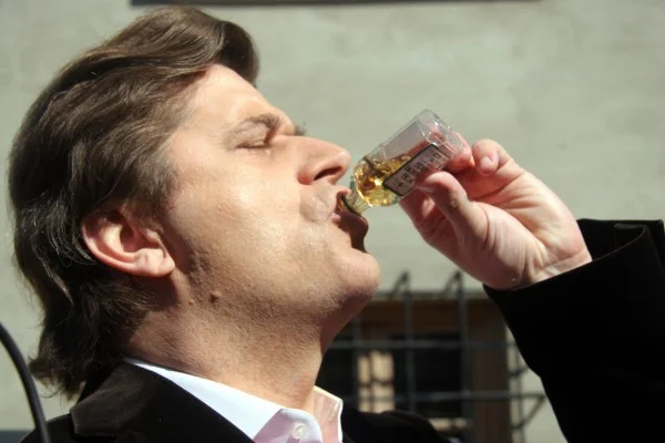 Myślicie, że ten Pan potrafi pić whisky?