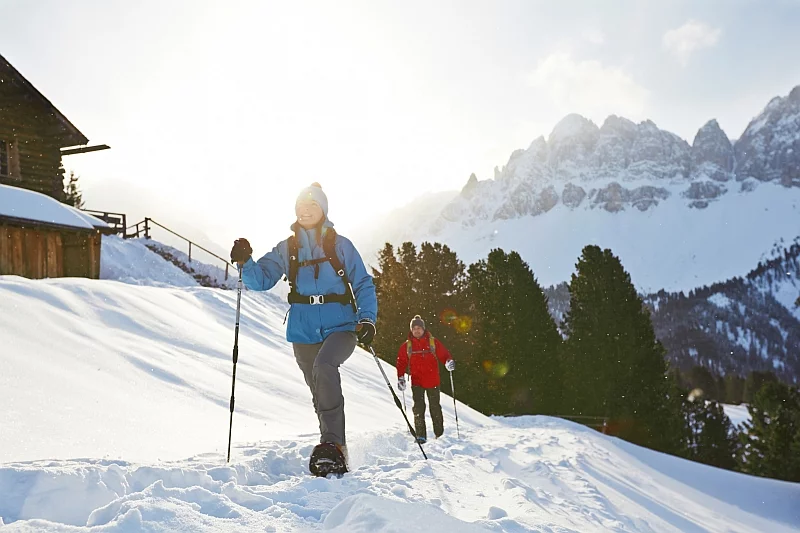 Snowshoeing oznacza wyprawę na rakietach śnieżnych. Południowy Tyrol oferuje głównie trasy prowadzące po łagodnych zboczach