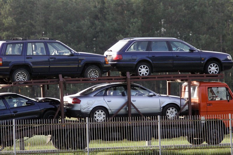 To nie jest program wspierania rodzin. To jest program rozdawania pieniędzy. 500 plus idzie na samochody, nie dla dzieci