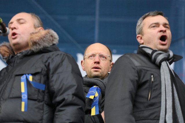 Premier Ukrainy Arsenij Jaceniuk (po środku)