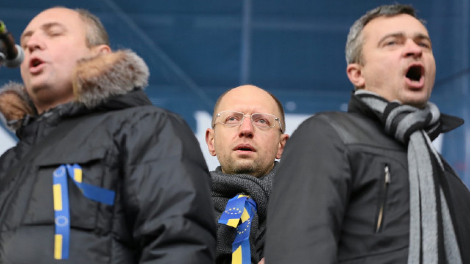 Premier Ukrainy Arsenij Jaceniuk (po środku)