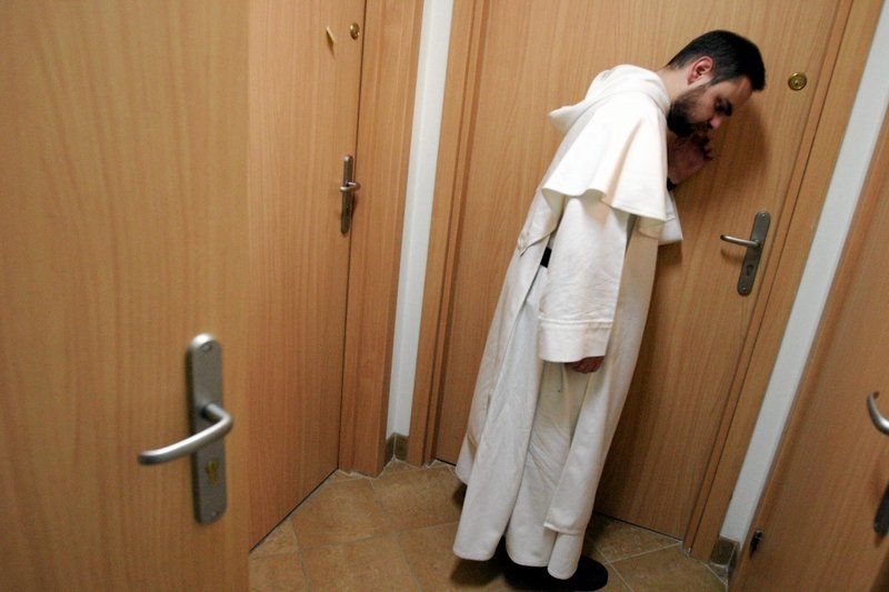 Polki i Polacy stosują różne metody, by nie przyjąć księdza po kolędzie. Oto 7 głównych typów zachowań.