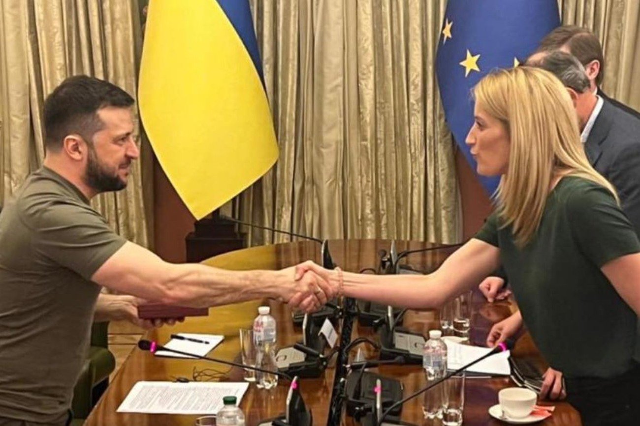 Przewodnicząca PE Roberta Metsola i prezydent Ukrainy Wołodymyr Zełenski