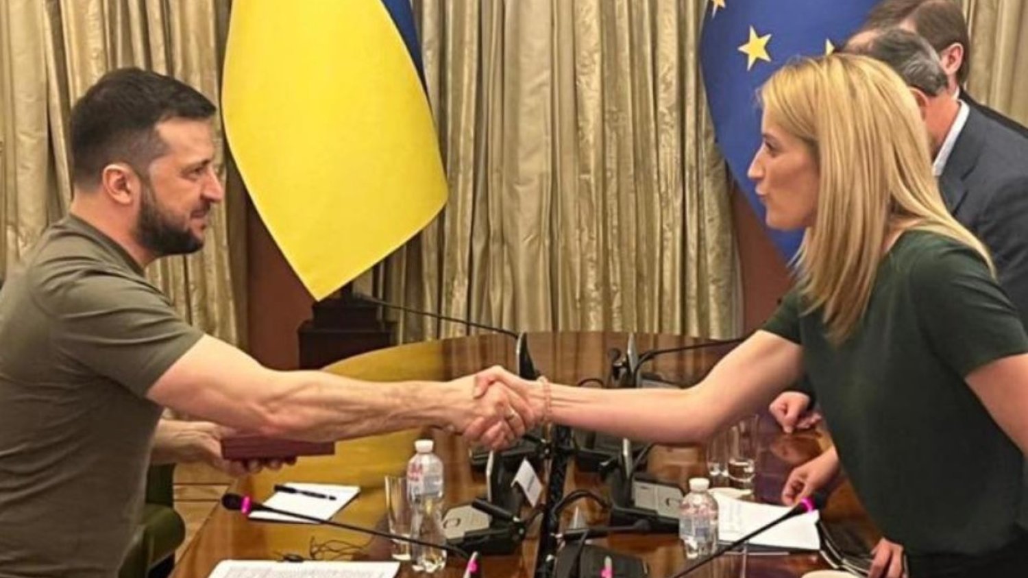 Przewodnicząca PE Roberta Metsola poinformowała, że Nagrodę Sacharowa otrzymał naród ukraiński. Przewodnicząca PE Roberta Metsola i prezydent Ukrainy Wołodymyr Zełenski