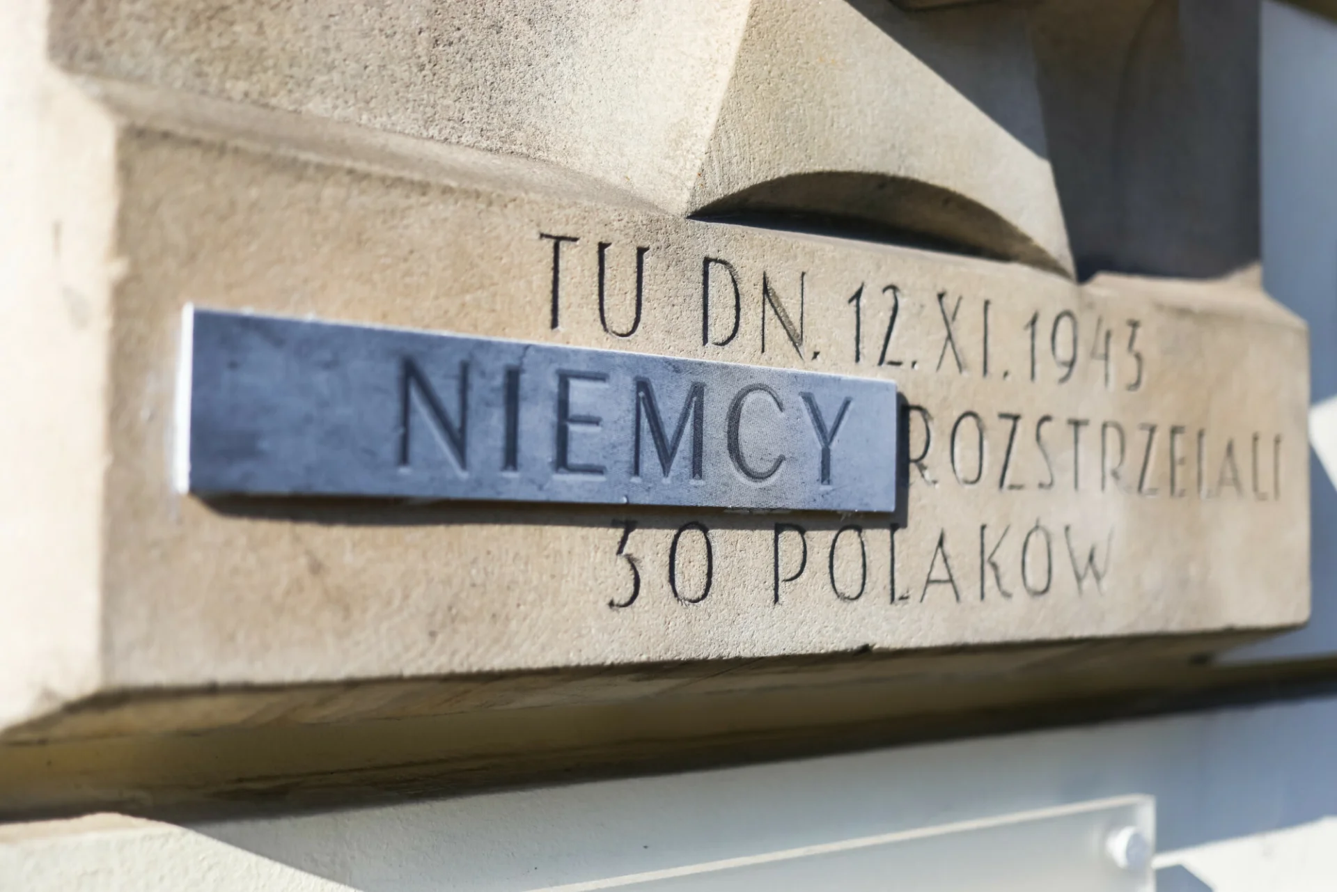 Pamiątkowe tablice sprzed ponad 70 lat zniszczone.