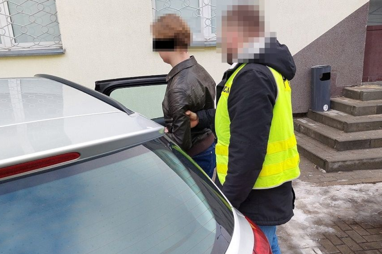 Młody działacz Suwerennej Polski w rękach policji. Mundurowi wyprowadzili go ze szkoły