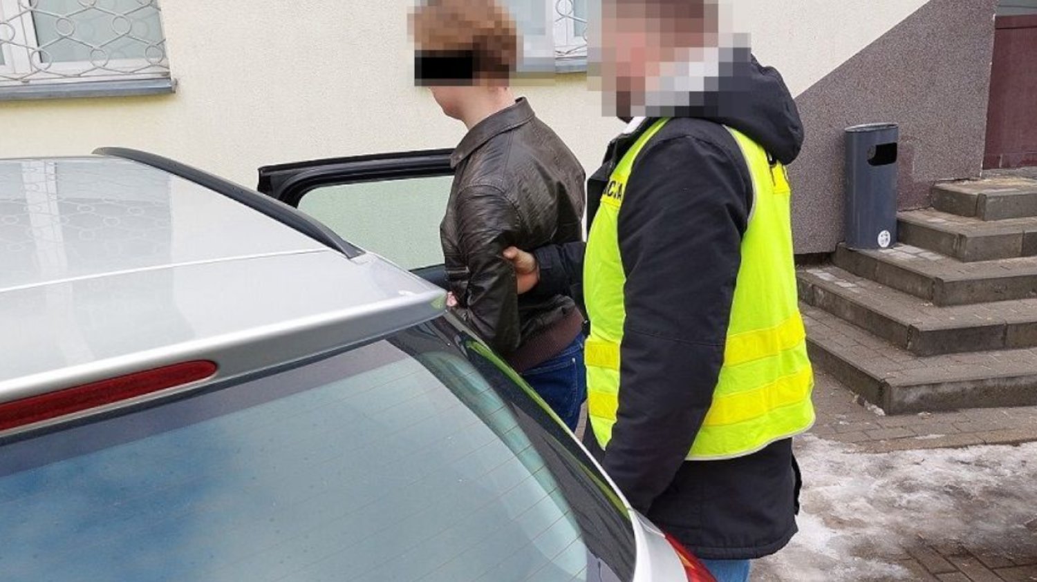 Młody działacz Suwerennej Polski w rękach policji. Mundurowi wyprowadzili go ze szkoły