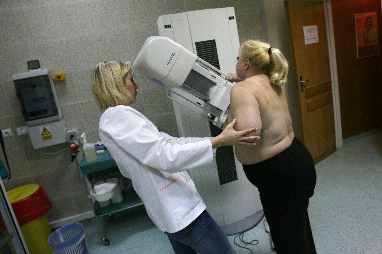 W Polsce od wielu lat kobiety mogą bezpłatne wykonać mammografię i cytologię na NFZ.