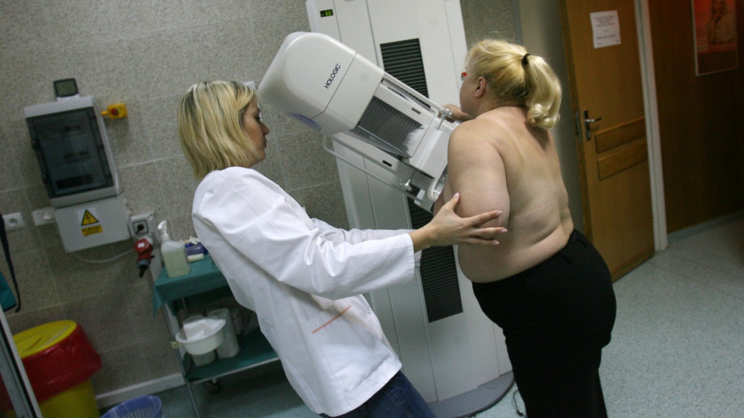W Polsce od wielu lat kobiety mogą bezpłatne wykonać mammografię i cytologię na NFZ.