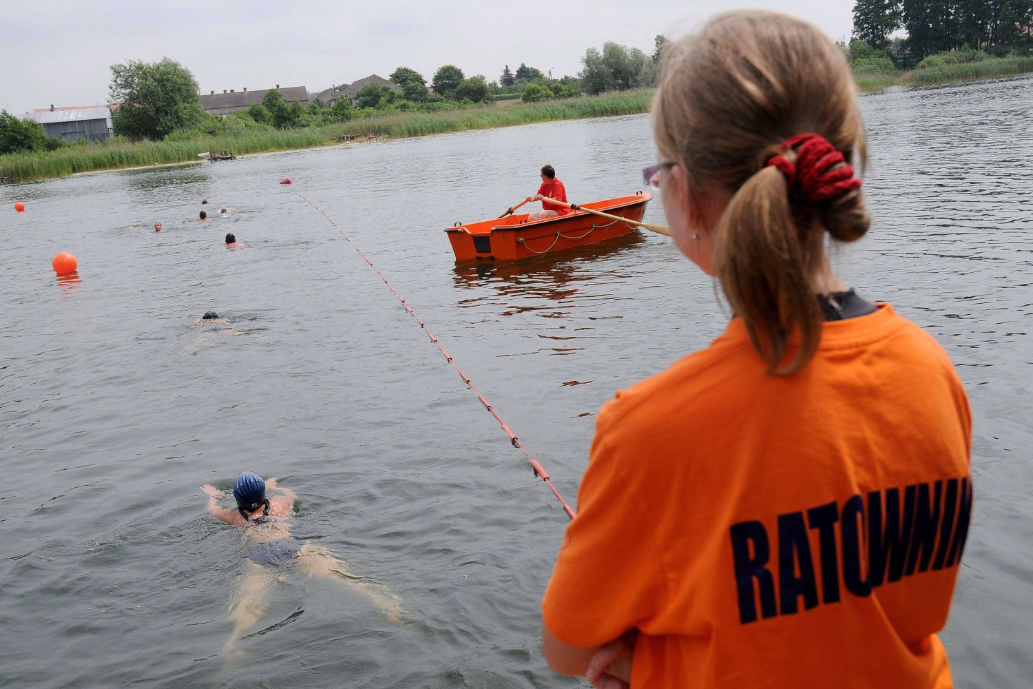 Zanim ruszymy na pomoc topiącemu się, należy wezwać ratowników