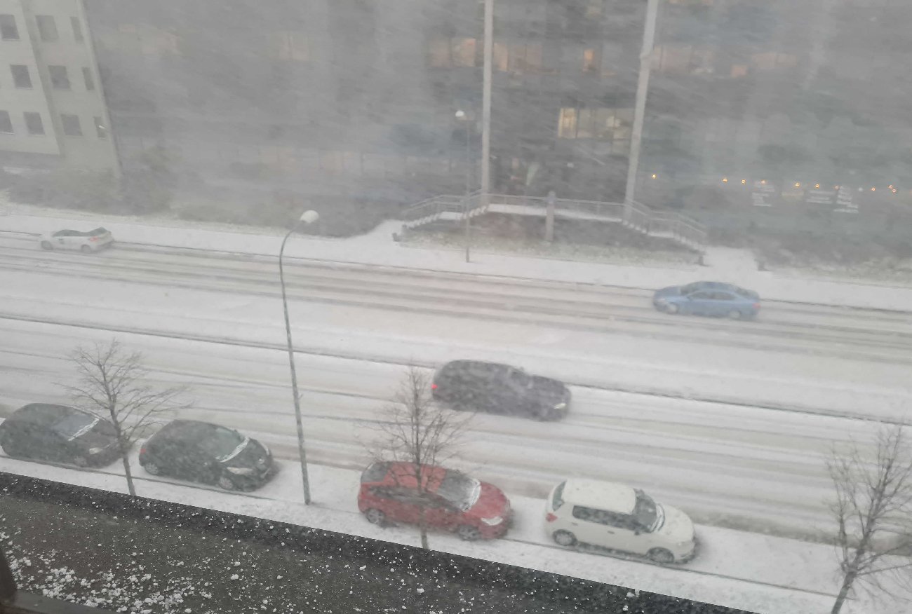 Burze i porywy wiatru w północnej Polsce. Front dotarł do Warszawy