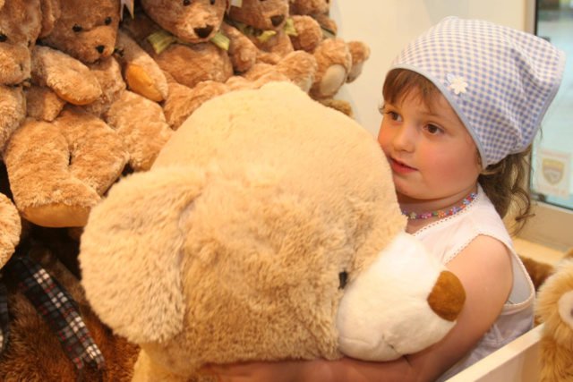 Pluszowe misie pomagają zasnąć, ale to nie koniec zalet spania z maskotką.