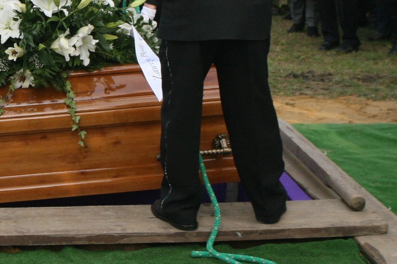 Rodzinie wydano ciało zmarłego, bo wynik testu na koronawirusa przyszedł za późno.