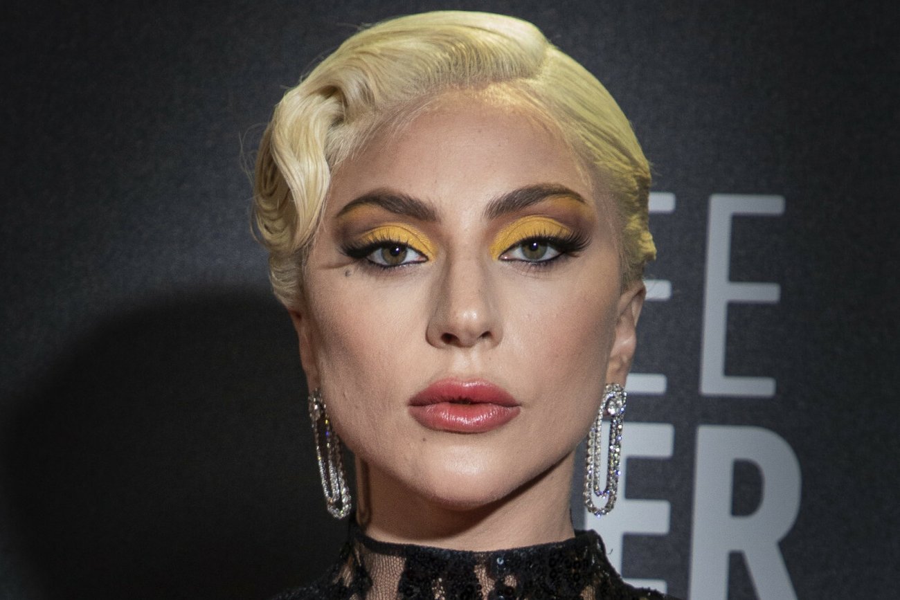 Lady Gaga w piosence "Hold My Hand" do filmu "Top Gun: Maverick".