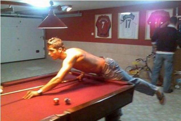 Cristiano Ronaldo grający w bilard w swoim garażu