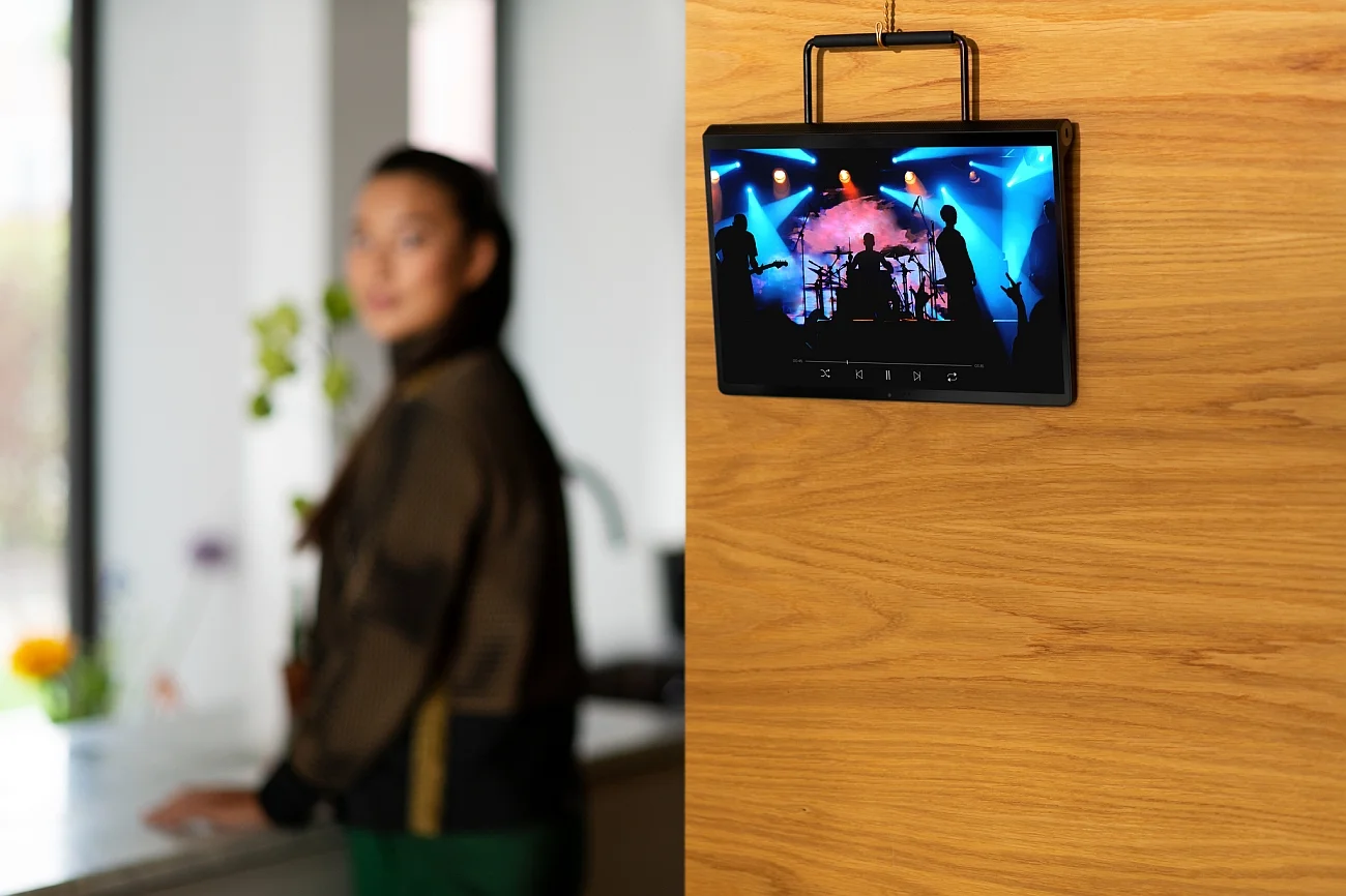 Lenovo Yoga Tab 13 wyposażono w unikatową podstawkę ze stali nierdzewnej. Dzięki niej tablet można dowolnie ustawiać, przechylać czy nawet zawieszać na ścianie