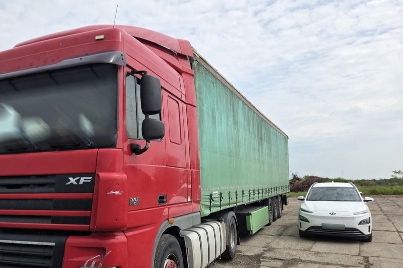 Jak wygląda nieoznakowany radiowóz? To może być biały, elektryczny Hyundai