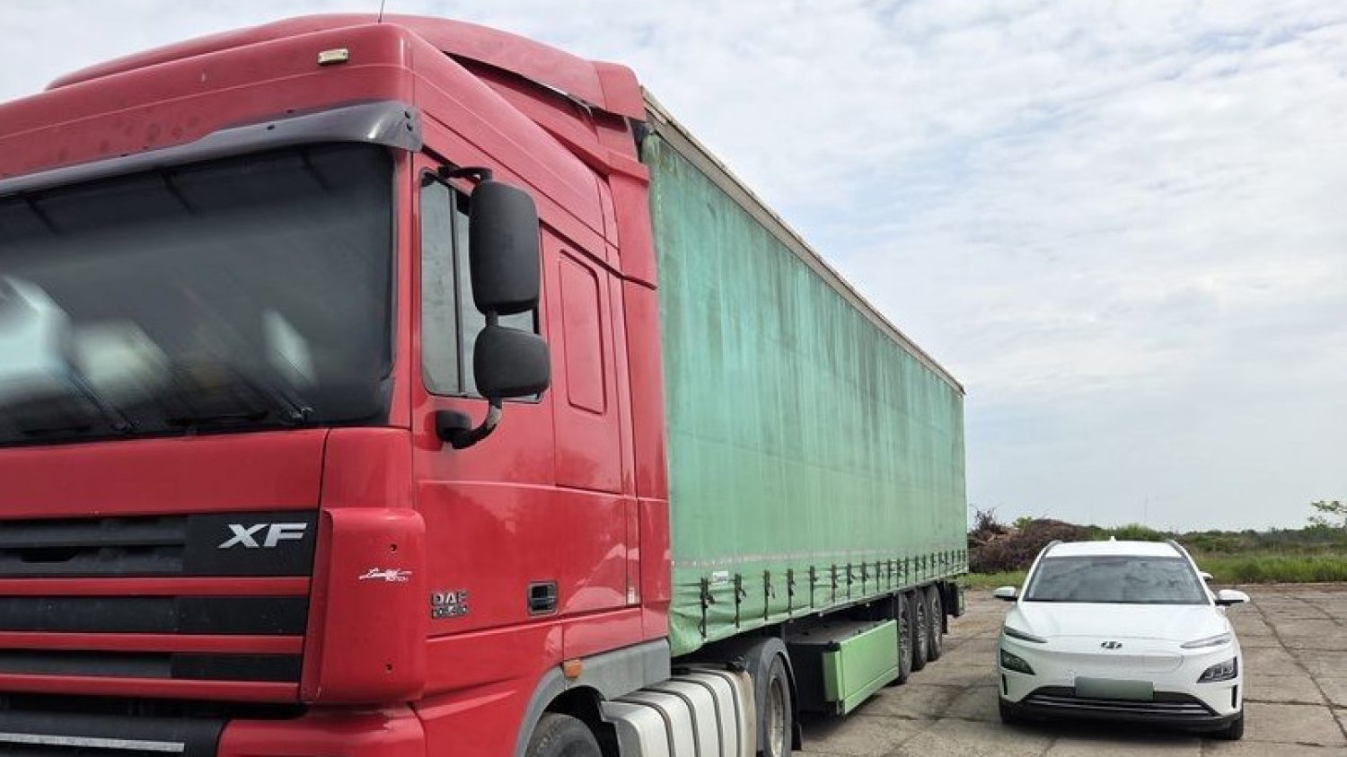 Biały, nieoznakowany radiowóz. Tym teraz jeździ policja Jak wygląda nieoznakowany radiowóz? To może być biały, elektryczny Hyundai