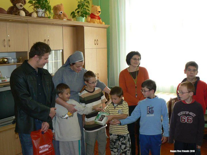 Zdjęcie z odwiedzin domu dziecka w roku 2010.