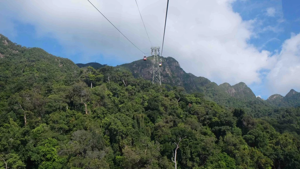 Oszklona gondolowa kolejka na szczyt Mat Chinchang (drugi najwyższy na Langkawi).