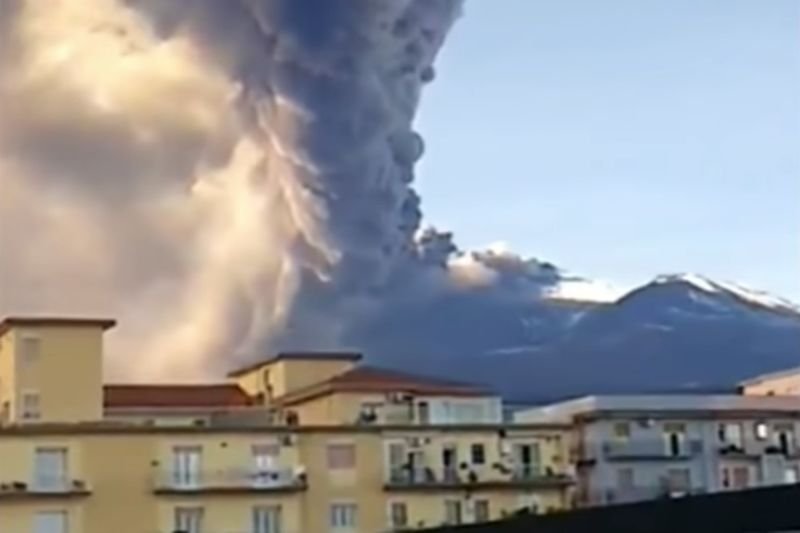 Mieszkańcy nagrali moment wybuchu Etny.
