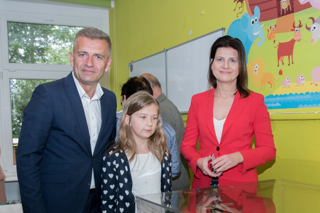 Bartosz i Elżbieta Arłukowiczowie oraz ich córka Lena.