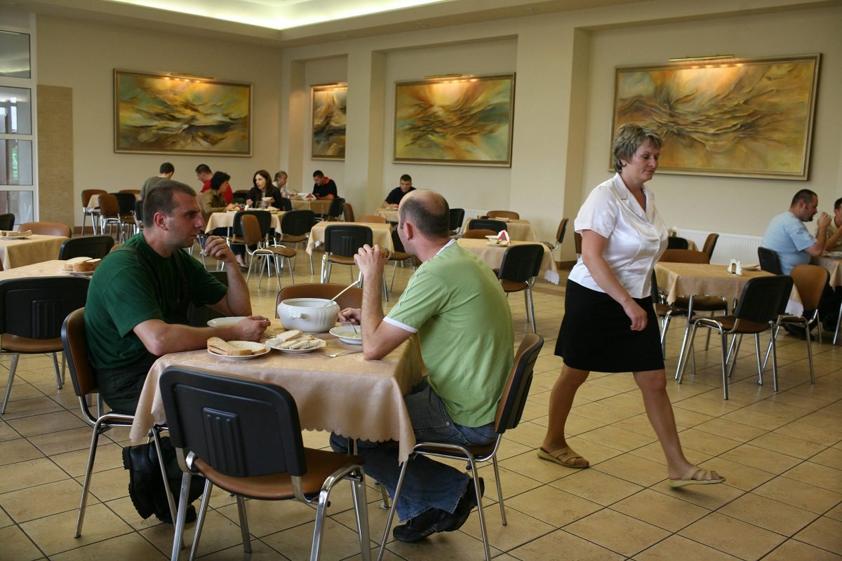 10.09.2008 Stołówka pracownicza w fabryce ciągników Pronar w miejscowości Narew. Obiad kosztował tam trzy złote i dwadzieścia groszy.