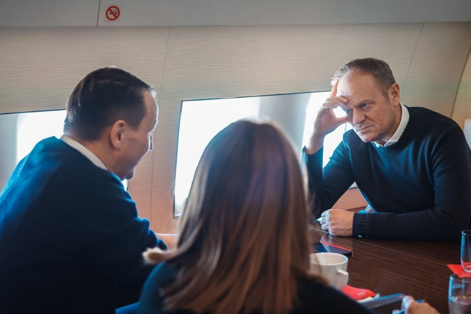 Tusk i Dudą jadą do USA. Sieć obiegły zdjęcia z ich podróży.