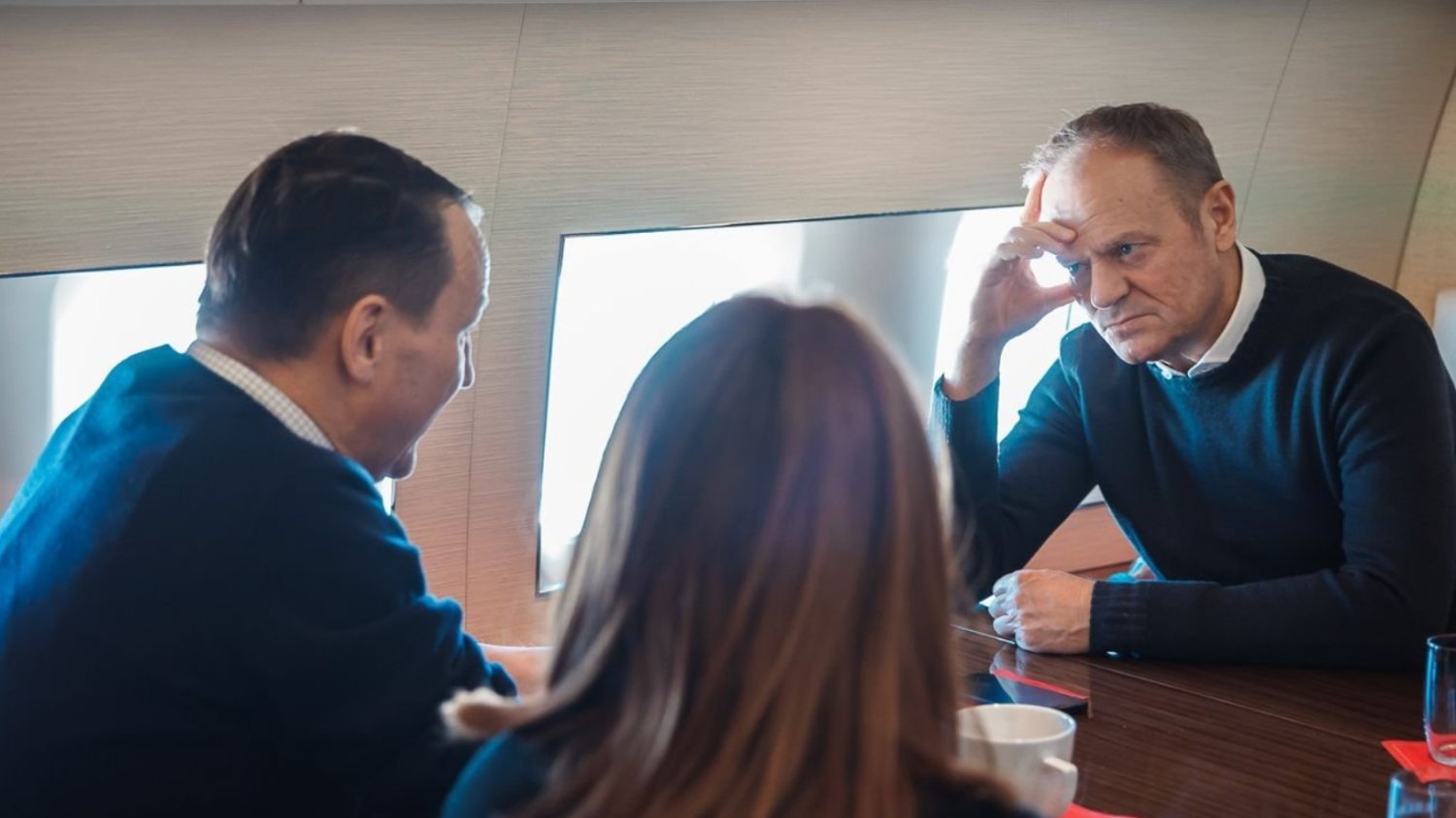 Tusk i Dudą jadą do USA. Sieć obiegły zdjęcia z ich podróży.