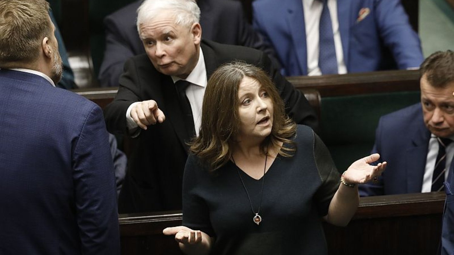 Posłanka PiS Joanna Lichocka kuriozalnie tłumaczy wulgarny gest wykonany po głosowaniu, dzięki któremu 2 mld zł trafią do TVP, a nie na finansowanie leczenia raka.