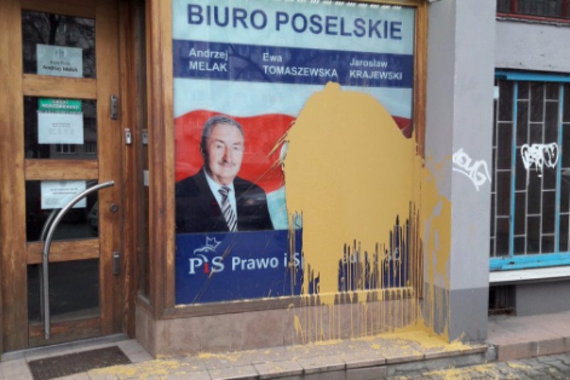 Dziś w Warszawie ktoś zdewastował biuro posła Melaka.