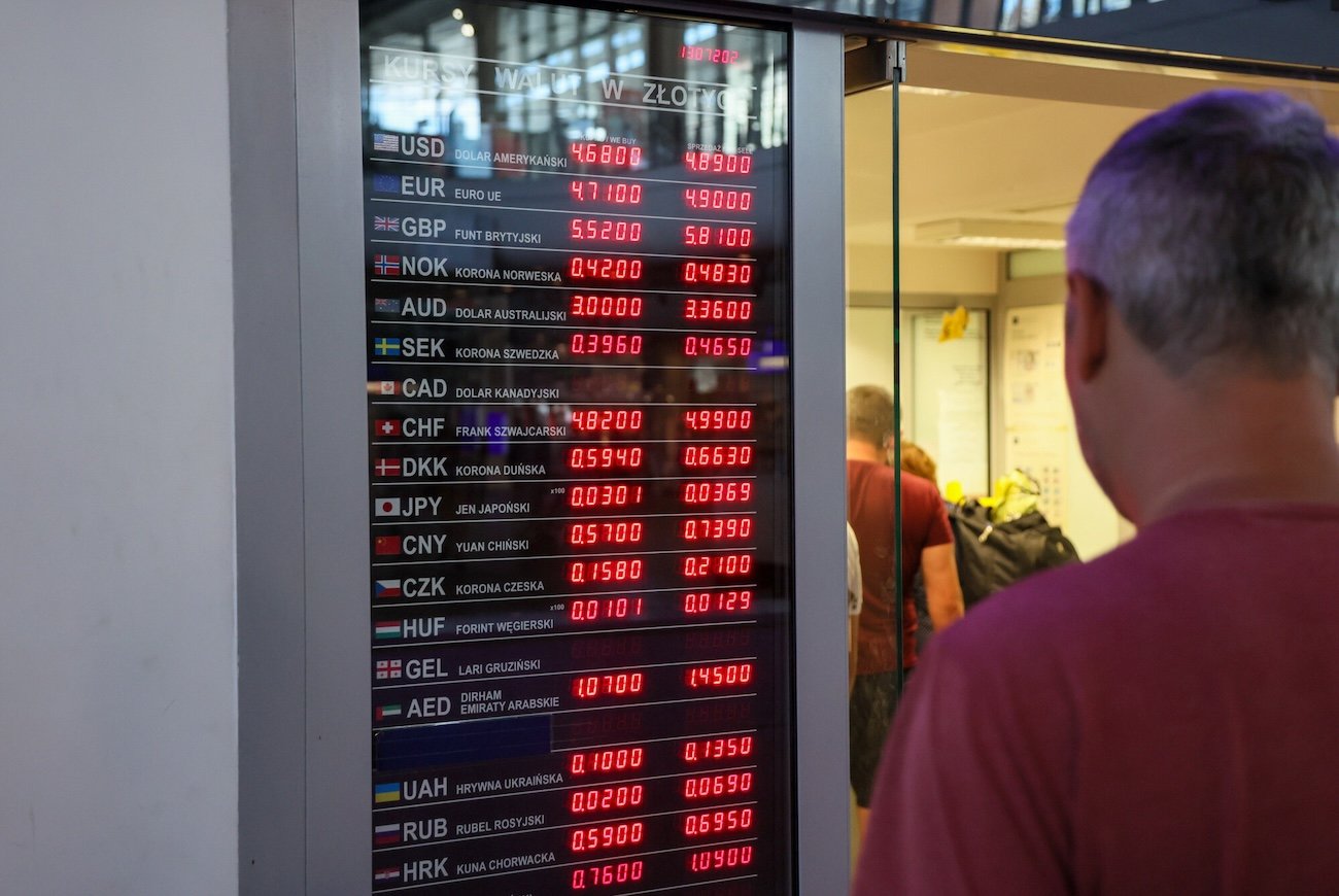 Kursy walut 14 kwietnia. Tyle kosztują dzisiaj dolar, euro i frank