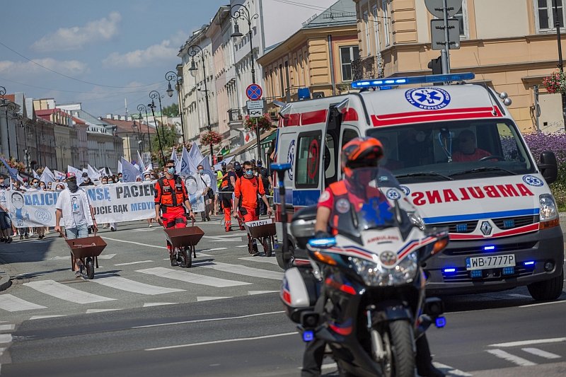 Protest medyków w Warszawie. Lekarze wyszli na ulicę 8 sierpnia, by sprzeciwić się karaniu ich za błędy medyczne w czasie pandemii.