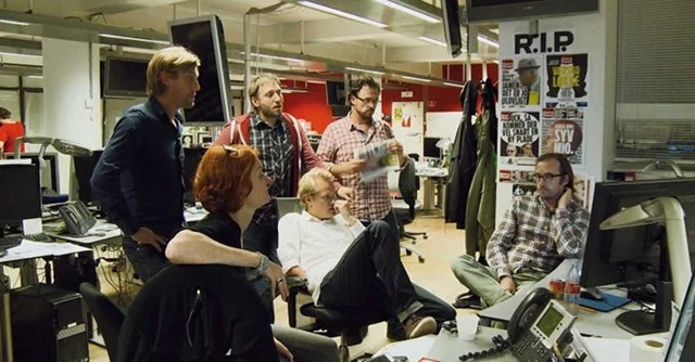 kadr z filmu dokumentalnego „Off the record: Historie w newsroomie”