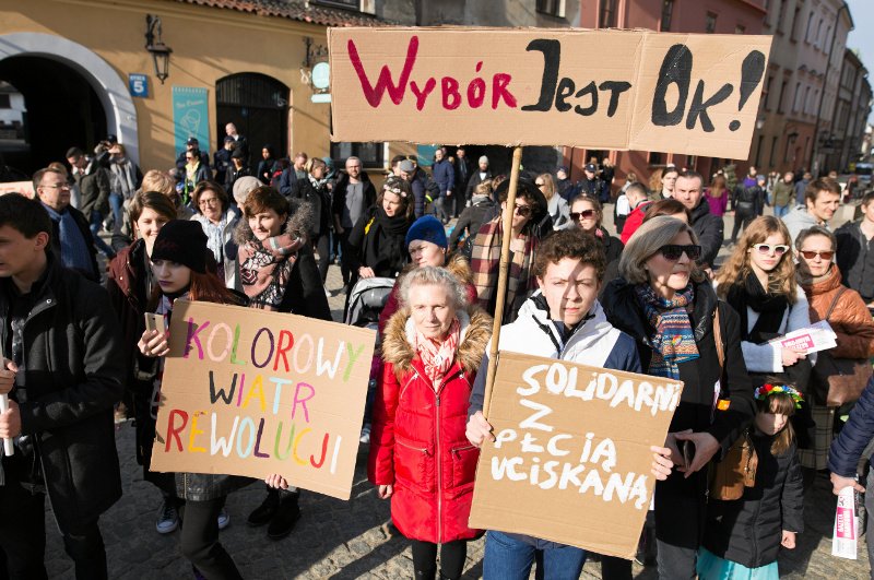 Dziś Polki staną przed archidiecezjami i diecezjami kościołów w całej Polsce. "Idziemy ze #SłowoNaNiedzielę, powiedzieć, co myślimy o urządzaniu nam życia i odbieraniu nam zdrowia, godności i wolności przez biskupów" - piszą organizatorki wydarzenia. Zdję