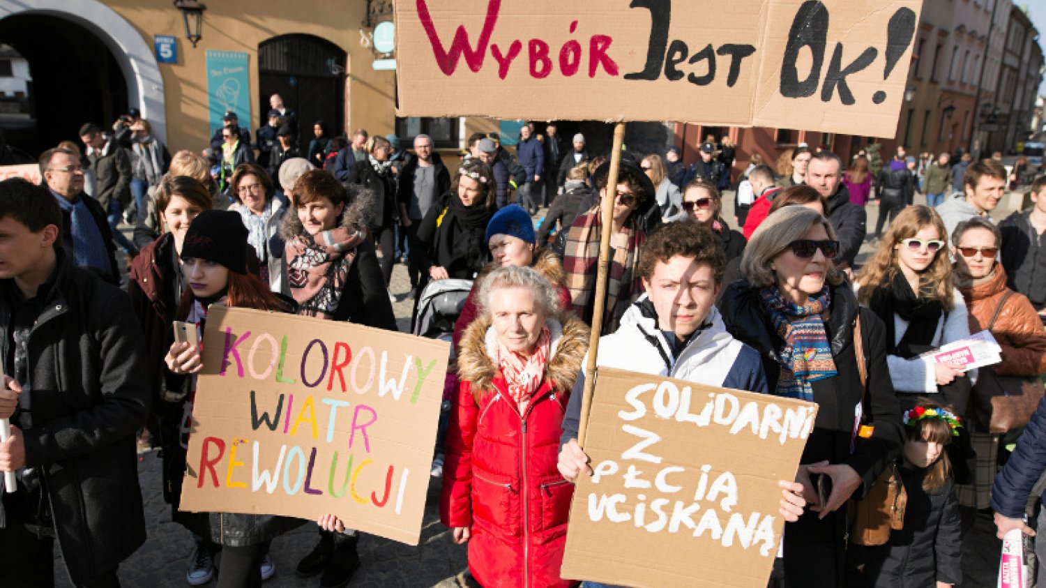 Dziś Polki staną przed archidiecezjami i diecezjami kościołów w całej Polsce. "Idziemy ze #SłowoNaNiedzielę, powiedzieć, co myślimy o urządzaniu nam życia i odbieraniu nam zdrowia, godności i wolności przez biskupów" - piszą organizatorki wydarzenia. Zdję