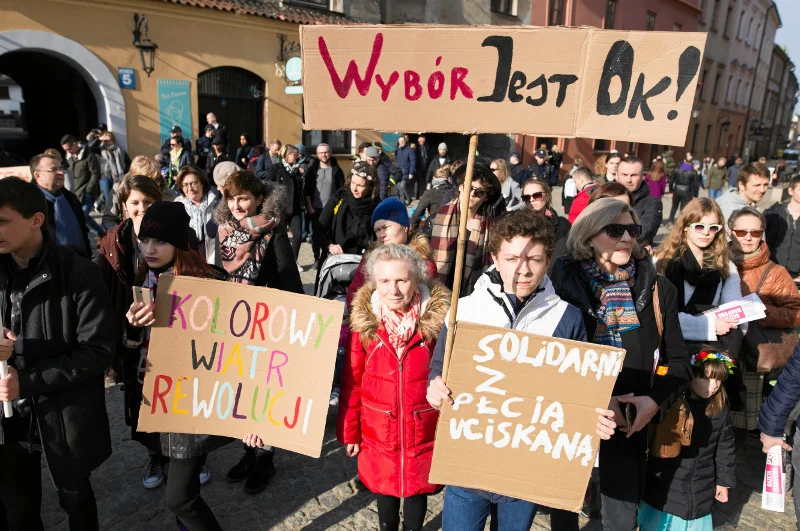 Dziś Polki staną przed archidiecezjami i diecezjami kościołów w całej Polsce. "Idziemy ze #SłowoNaNiedzielę, powiedzieć, co myślimy o urządzaniu nam życia i odbieraniu nam zdrowia, godności i wolności przez biskupów" - piszą organizatorki wydarzenia. Zdję