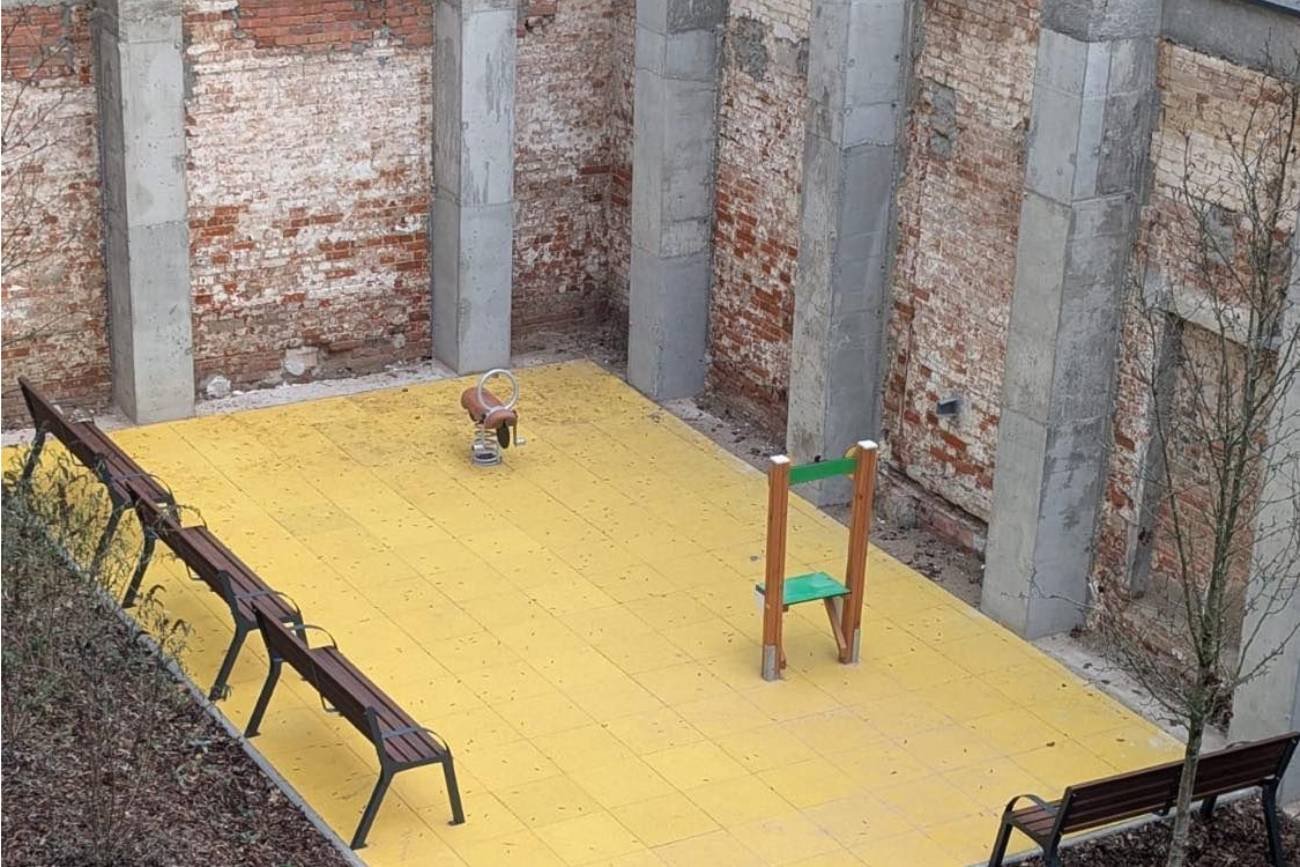 Tego nawet Bareja by nie wymyślił. Plac zabaw w Łodzi wygląda jak... spacerniak Plac zabaw jak spacerniak w Łodzi. Tego nawet Bareja by nie wymyślił