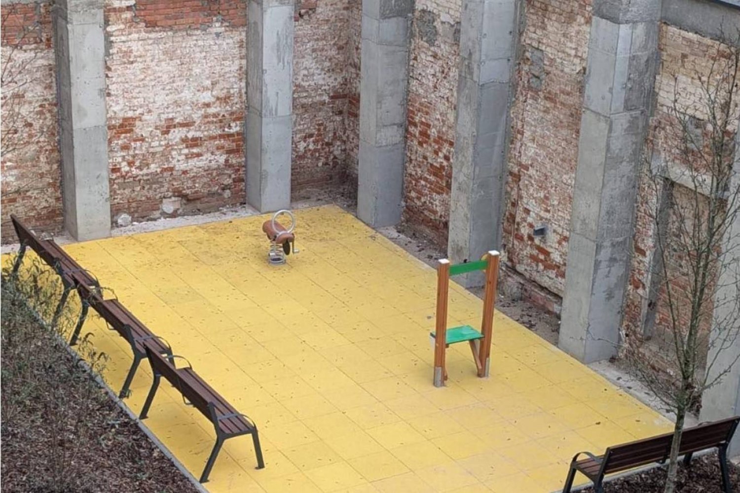Plac zabaw jak spacerniak w Łodzi. Tego nawet Bareja by nie wymyślił