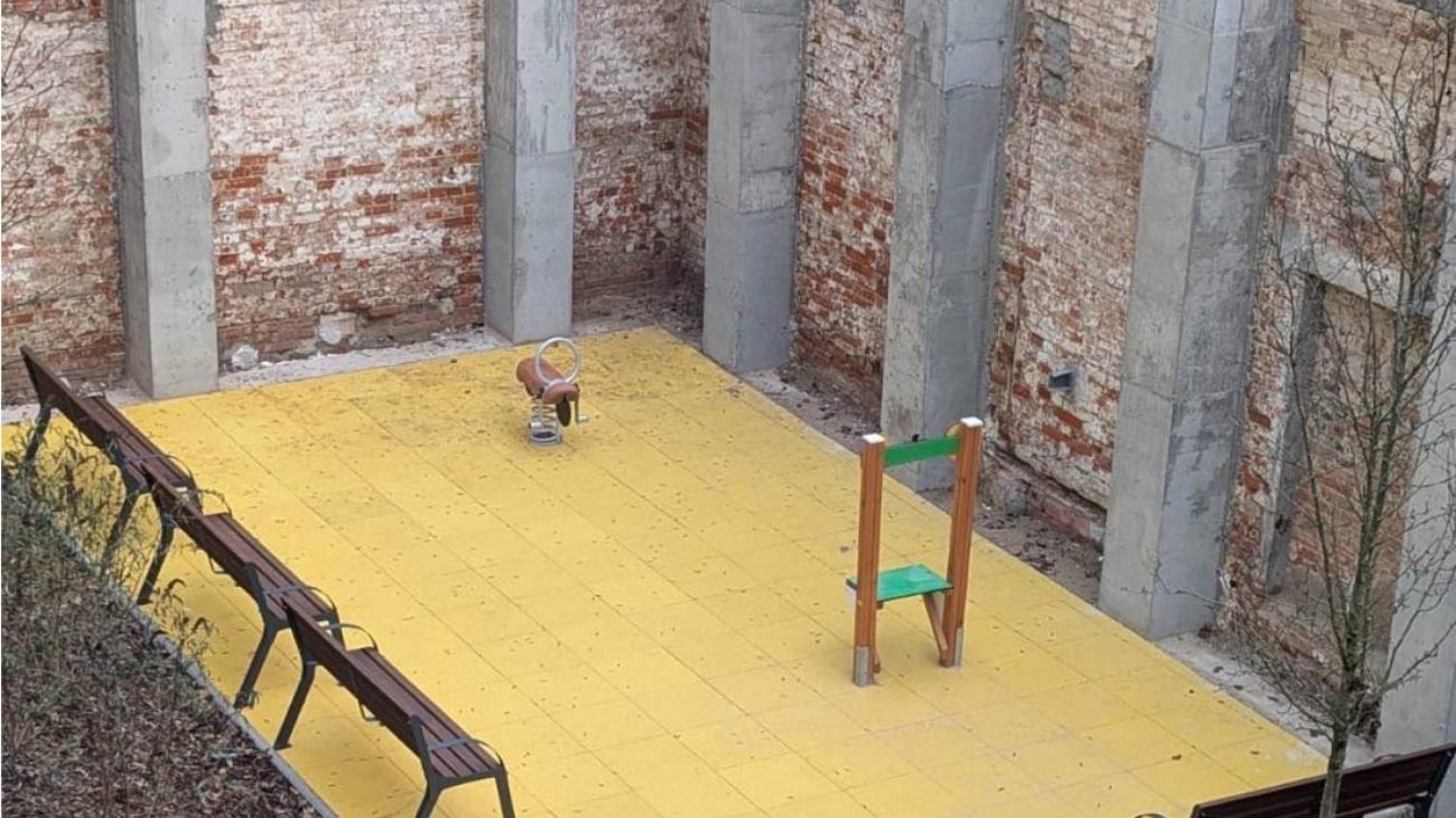 Plac zabaw jak spacerniak w Łodzi. Tego nawet Bareja by nie wymyślił