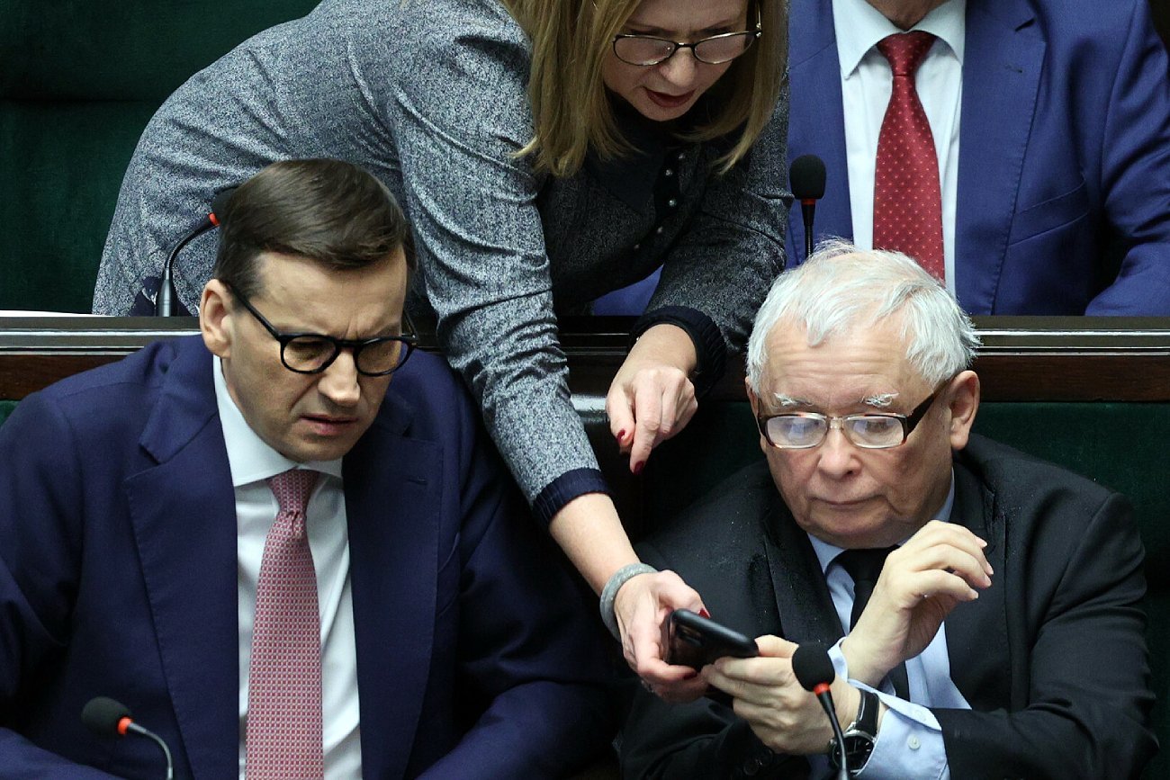 Premier Mateusz Morawiecki i prezes PiS Jarosław Kaczyński razem w Sejmie. W tle wicemarszałek Sejmu Małgorzata Gosiewska.